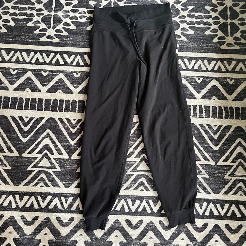 Vuori daily joggers